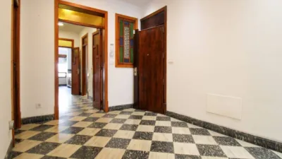 Penthouse + apartment in very good condition, located in one of the most exclusive areas of central Palma, Santa Catalina! This property has a surface area of 195m2 + terrace of 35m2 and is distributed as follows: entrance hall, large living room with access to a balcony, spacious dining room, independent kitchen with a large built-in wardrobe (possibility to convert into an open-plan kitchen with access to the dining room) and exit to the laundry room and pantry, 4 double bedrooms with built-in wardrobes and 2 full bathrooms. It also features an independent apartment on the fourth and last floor of the building, perfect for enjoying year-round on the terrace with family and friends or for giving independence to your children! This apartment is very well insulated and consists of a living/sleeping room with kitchen and pantry, full bathroom and a large terrace with storage room. The property is equipped with AC/CC cold/heat in all rooms, spotlight lighting, interior and exterior wooden joinery, and ceramic tile flooring. Located on the third floor without elevator, one flat per floor (3 neighbors in total) and community fees of 35. Includes a parking space in the adjacent building with easy access. Don't miss the opportunity to live in a stately home with many possibilities in a privileged area of Palma de Mallorca! Call us to request a visit; we will be happy to assist you![IW] photo 18