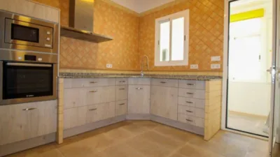 Penthouse + apartment in very good condition, located in one of the most exclusive areas of central Palma, Santa Catalina! This property has a surface area of 195m2 + terrace of 35m2 and is distributed as follows: entrance hall, large living room with access to a balcony, spacious dining room, independent kitchen with a large built-in wardrobe (possibility to convert into an open-plan kitchen with access to the dining room) and exit to the laundry room and pantry, 4 double bedrooms with built-in wardrobes and 2 full bathrooms. It also features an independent apartment on the fourth and last floor of the building, perfect for enjoying year-round on the terrace with family and friends or for giving independence to your children! This apartment is very well insulated and consists of a living/sleeping room with kitchen and pantry, full bathroom and a large terrace with storage room. The property is equipped with AC/CC cold/heat in all rooms, spotlight lighting, interior and exterior wooden joinery, and ceramic tile flooring. Located on the third floor without elevator, one flat per floor (3 neighbors in total) and community fees of 35. Includes a parking space in the adjacent building with easy access. Don't miss the opportunity to live in a stately home with many possibilities in a privileged area of Palma de Mallorca! Call us to request a visit; we will be happy to assist you![IW] photo 8