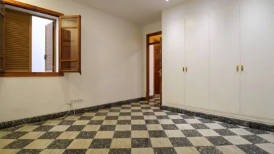 Penthouse + apartment in very good condition, located in one of the most exclusive areas of central Palma, Santa Catalina! This property has a surface area of 195m2 + terrace of 35m2 and is distributed as follows: entrance hall, large living room with access to a balcony, spacious dining room, independent kitchen with a large built-in wardrobe (possibility to convert into an open-plan kitchen with access to the dining room) and exit to the laundry room and pantry, 4 double bedrooms with built-in wardrobes and 2 full bathrooms. It also features an independent apartment on the fourth and last floor of the building, perfect for enjoying year-round on the terrace with family and friends or for giving independence to your children! This apartment is very well insulated and consists of a living/sleeping room with kitchen and pantry, full bathroom and a large terrace with storage room. The property is equipped with AC/CC cold/heat in all rooms, spotlight lighting, interior and exterior wooden joinery, and ceramic tile flooring. Located on the third floor without elevator, one flat per floor (3 neighbors in total) and community fees of 35. Includes a parking space in the adjacent building with easy access. Don't miss the opportunity to live in a stately home with many possibilities in a privileged area of Palma de Mallorca! Call us to request a visit; we will be happy to assist you![IW] photo 25