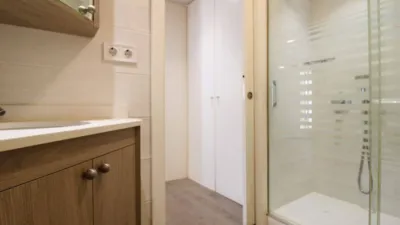 Penthouse + apartment in very good condition, located in one of the most exclusive areas of central Palma, Santa Catalina! This property has a surface area of 195m2 + terrace of 35m2 and is distributed as follows: entrance hall, large living room with access to a balcony, spacious dining room, independent kitchen with a large built-in wardrobe (possibility to convert into an open-plan kitchen with access to the dining room) and exit to the laundry room and pantry, 4 double bedrooms with built-in wardrobes and 2 full bathrooms. It also features an independent apartment on the fourth and last floor of the building, perfect for enjoying year-round on the terrace with family and friends or for giving independence to your children! This apartment is very well insulated and consists of a living/sleeping room with kitchen and pantry, full bathroom and a large terrace with storage room. The property is equipped with AC/CC cold/heat in all rooms, spotlight lighting, interior and exterior wooden joinery, and ceramic tile flooring. Located on the third floor without elevator, one flat per floor (3 neighbors in total) and community fees of 35. Includes a parking space in the adjacent building with easy access. Don't miss the opportunity to live in a stately home with many possibilities in a privileged area of Palma de Mallorca! Call us to request a visit; we will be happy to assist you![IW] photo 48