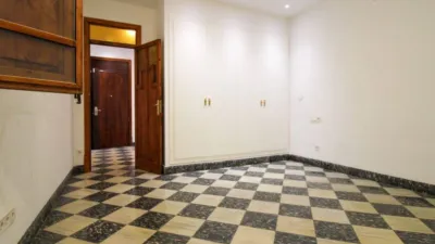 Penthouse + apartment in very good condition, located in one of the most exclusive areas of central Palma, Santa Catalina! This property has a surface area of 195m2 + terrace of 35m2 and is distributed as follows: entrance hall, large living room with access to a balcony, spacious dining room, independent kitchen with a large built-in wardrobe (possibility to convert into an open-plan kitchen with access to the dining room) and exit to the laundry room and pantry, 4 double bedrooms with built-in wardrobes and 2 full bathrooms. It also features an independent apartment on the fourth and last floor of the building, perfect for enjoying year-round on the terrace with family and friends or for giving independence to your children! This apartment is very well insulated and consists of a living/sleeping room with kitchen and pantry, full bathroom and a large terrace with storage room. The property is equipped with AC/CC cold/heat in all rooms, spotlight lighting, interior and exterior wooden joinery, and ceramic tile flooring. Located on the third floor without elevator, one flat per floor (3 neighbors in total) and community fees of 35. Includes a parking space in the adjacent building with easy access. Don't miss the opportunity to live in a stately home with many possibilities in a privileged area of Palma de Mallorca! Call us to request a visit; we will be happy to assist you![IW] photo 20