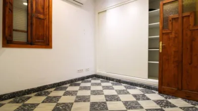 Penthouse + apartment in very good condition, located in one of the most exclusive areas of central Palma, Santa Catalina! This property has a surface area of 195m2 + terrace of 35m2 and is distributed as follows: entrance hall, large living room with access to a balcony, spacious dining room, independent kitchen with a large built-in wardrobe (possibility to convert into an open-plan kitchen with access to the dining room) and exit to the laundry room and pantry, 4 double bedrooms with built-in wardrobes and 2 full bathrooms. It also features an independent apartment on the fourth and last floor of the building, perfect for enjoying year-round on the terrace with family and friends or for giving independence to your children! This apartment is very well insulated and consists of a living/sleeping room with kitchen and pantry, full bathroom and a large terrace with storage room. The property is equipped with AC/CC cold/heat in all rooms, spotlight lighting, interior and exterior wooden joinery, and ceramic tile flooring. Located on the third floor without elevator, one flat per floor (3 neighbors in total) and community fees of 35. Includes a parking space in the adjacent building with easy access. Don't miss the opportunity to live in a stately home with many possibilities in a privileged area of Palma de Mallorca! Call us to request a visit; we will be happy to assist you![IW] photo 28