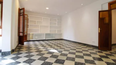 Penthouse + apartment in very good condition, located in one of the most exclusive areas of central Palma, Santa Catalina! This property has a surface area of 195m2 + terrace of 35m2 and is distributed as follows: entrance hall, large living room with access to a balcony, spacious dining room, independent kitchen with a large built-in wardrobe (possibility to convert into an open-plan kitchen with access to the dining room) and exit to the laundry room and pantry, 4 double bedrooms with built-in wardrobes and 2 full bathrooms. It also features an independent apartment on the fourth and last floor of the building, perfect for enjoying year-round on the terrace with family and friends or for giving independence to your children! This apartment is very well insulated and consists of a living/sleeping room with kitchen and pantry, full bathroom and a large terrace with storage room. The property is equipped with AC/CC cold/heat in all rooms, spotlight lighting, interior and exterior wooden joinery, and ceramic tile flooring. Located on the third floor without elevator, one flat per floor (3 neighbors in total) and community fees of 35. Includes a parking space in the adjacent building with easy access. Don't miss the opportunity to live in a stately home with many possibilities in a privileged area of Palma de Mallorca! Call us to request a visit; we will be happy to assist you![IW] photo 6