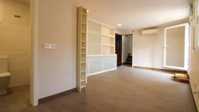 Penthouse + apartment in very good condition, located in one of the most exclusive areas of central Palma, Santa Catalina! This property has a surface area of 195m2 + terrace of 35m2 and is distributed as follows: entrance hall, large living room with access to a balcony, spacious dining room, independent kitchen with a large built-in wardrobe (possibility to convert into an open-plan kitchen with access to the dining room) and exit to the laundry room and pantry, 4 double bedrooms with built-in wardrobes and 2 full bathrooms. It also features an independent apartment on the fourth and last floor of the building, perfect for enjoying year-round on the terrace with family and friends or for giving independence to your children! This apartment is very well insulated and consists of a living/sleeping room with kitchen and pantry, full bathroom and a large terrace with storage room. The property is equipped with AC/CC cold/heat in all rooms, spotlight lighting, interior and exterior wooden joinery, and ceramic tile flooring. Located on the third floor without elevator, one flat per floor (3 neighbors in total) and community fees of 35. Includes a parking space in the adjacent building with easy access. Don't miss the opportunity to live in a stately home with many possibilities in a privileged area of Palma de Mallorca! Call us to request a visit; we will be happy to assist you![IW] photo 45