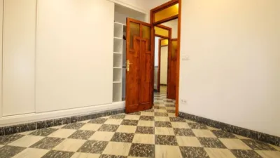 Penthouse + apartment in very good condition, located in one of the most exclusive areas of central Palma, Santa Catalina! This property has a surface area of 195m2 + terrace of 35m2 and is distributed as follows: entrance hall, large living room with access to a balcony, spacious dining room, independent kitchen with a large built-in wardrobe (possibility to convert into an open-plan kitchen with access to the dining room) and exit to the laundry room and pantry, 4 double bedrooms with built-in wardrobes and 2 full bathrooms. It also features an independent apartment on the fourth and last floor of the building, perfect for enjoying year-round on the terrace with family and friends or for giving independence to your children! This apartment is very well insulated and consists of a living/sleeping room with kitchen and pantry, full bathroom and a large terrace with storage room. The property is equipped with AC/CC cold/heat in all rooms, spotlight lighting, interior and exterior wooden joinery, and ceramic tile flooring. Located on the third floor without elevator, one flat per floor (3 neighbors in total) and community fees of 35. Includes a parking space in the adjacent building with easy access. Don't miss the opportunity to live in a stately home with many possibilities in a privileged area of Palma de Mallorca! Call us to request a visit; we will be happy to assist you![IW] photo 29