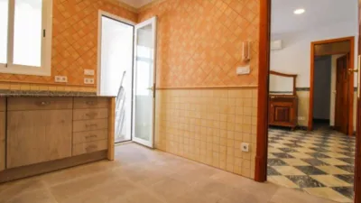 Penthouse + apartment in very good condition, located in one of the most exclusive areas of central Palma, Santa Catalina! This property has a surface area of 195m2 + terrace of 35m2 and is distributed as follows: entrance hall, large living room with access to a balcony, spacious dining room, independent kitchen with a large built-in wardrobe (possibility to convert into an open-plan kitchen with access to the dining room) and exit to the laundry room and pantry, 4 double bedrooms with built-in wardrobes and 2 full bathrooms. It also features an independent apartment on the fourth and last floor of the building, perfect for enjoying year-round on the terrace with family and friends or for giving independence to your children! This apartment is very well insulated and consists of a living/sleeping room with kitchen and pantry, full bathroom and a large terrace with storage room. The property is equipped with AC/CC cold/heat in all rooms, spotlight lighting, interior and exterior wooden joinery, and ceramic tile flooring. Located on the third floor without elevator, one flat per floor (3 neighbors in total) and community fees of 35. Includes a parking space in the adjacent building with easy access. Don't miss the opportunity to live in a stately home with many possibilities in a privileged area of Palma de Mallorca! Call us to request a visit; we will be happy to assist you![IW] photo 9