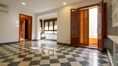 Penthouse + apartment in very good condition, located in one of the most exclusive areas of central Palma, Santa Catalina! This property has a surface area of 195m2 + terrace of 35m2 and is distributed as follows: entrance hall, large living room with access to a balcony, spacious dining room, independent kitchen with a large built-in wardrobe (possibility to convert into an open-plan kitchen with access to the dining room) and exit to the laundry room and pantry, 4 double bedrooms with built-in wardrobes and 2 full bathrooms. It also features an independent apartment on the fourth and last floor of the building, perfect for enjoying year-round on the terrace with family and friends or for giving independence to your children! This apartment is very well insulated and consists of a living/sleeping room with kitchen and pantry, full bathroom and a large terrace with storage room. The property is equipped with AC/CC cold/heat in all rooms, spotlight lighting, interior and exterior wooden joinery, and ceramic tile flooring. Located on the third floor without elevator, one flat per floor (3 neighbors in total) and community fees of 35. Includes a parking space in the adjacent building with easy access. Don't miss the opportunity to live in a stately home with many possibilities in a privileged area of Palma de Mallorca! Call us to request a visit; we will be happy to assist you![IW] photo 2