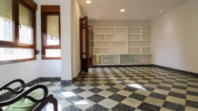 Penthouse + apartment in very good condition, located in one of the most exclusive areas of central Palma, Santa Catalina! This property has a surface area of 195m2 + terrace of 35m2 and is distributed as follows: entrance hall, large living room with access to a balcony, spacious dining room, independent kitchen with a large built-in wardrobe (possibility to convert into an open-plan kitchen with access to the dining room) and exit to the laundry room and pantry, 4 double bedrooms with built-in wardrobes and 2 full bathrooms. It also features an independent apartment on the fourth and last floor of the building, perfect for enjoying year-round on the terrace with family and friends or for giving independence to your children! This apartment is very well insulated and consists of a living/sleeping room with kitchen and pantry, full bathroom and a large terrace with storage room. The property is equipped with AC/CC cold/heat in all rooms, spotlight lighting, interior and exterior wooden joinery, and ceramic tile flooring. Located on the third floor without elevator, one flat per floor (3 neighbors in total) and community fees of 35. Includes a parking space in the adjacent building with easy access. Don't miss the opportunity to live in a stately home with many possibilities in a privileged area of Palma de Mallorca! Call us to request a visit; we will be happy to assist you![IW] photo 5