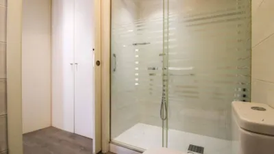 Penthouse + apartment in very good condition, located in one of the most exclusive areas of central Palma, Santa Catalina! This property has a surface area of 195m2 + terrace of 35m2 and is distributed as follows: entrance hall, large living room with access to a balcony, spacious dining room, independent kitchen with a large built-in wardrobe (possibility to convert into an open-plan kitchen with access to the dining room) and exit to the laundry room and pantry, 4 double bedrooms with built-in wardrobes and 2 full bathrooms. It also features an independent apartment on the fourth and last floor of the building, perfect for enjoying year-round on the terrace with family and friends or for giving independence to your children! This apartment is very well insulated and consists of a living/sleeping room with kitchen and pantry, full bathroom and a large terrace with storage room. The property is equipped with AC/CC cold/heat in all rooms, spotlight lighting, interior and exterior wooden joinery, and ceramic tile flooring. Located on the third floor without elevator, one flat per floor (3 neighbors in total) and community fees of 35. Includes a parking space in the adjacent building with easy access. Don't miss the opportunity to live in a stately home with many possibilities in a privileged area of Palma de Mallorca! Call us to request a visit; we will be happy to assist you![IW] photo 49