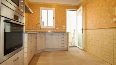 Penthouse + apartment in very good condition, located in one of the most exclusive areas of central Palma, Santa Catalina! This property has a surface area of 195m2 + terrace of 35m2 and is distributed as follows: entrance hall, large living room with access to a balcony, spacious dining room, independent kitchen with a large built-in wardrobe (possibility to convert into an open-plan kitchen with access to the dining room) and exit to the laundry room and pantry, 4 double bedrooms with built-in wardrobes and 2 full bathrooms. It also features an independent apartment on the fourth and last floor of the building, perfect for enjoying year-round on the terrace with family and friends or for giving independence to your children! This apartment is very well insulated and consists of a living/sleeping room with kitchen and pantry, full bathroom and a large terrace with storage room. The property is equipped with AC/CC cold/heat in all rooms, spotlight lighting, interior and exterior wooden joinery, and ceramic tile flooring. Located on the third floor without elevator, one flat per floor (3 neighbors in total) and community fees of 35. Includes a parking space in the adjacent building with easy access. Don't miss the opportunity to live in a stately home with many possibilities in a privileged area of Palma de Mallorca! Call us to request a visit; we will be happy to assist you![IW] photo 10