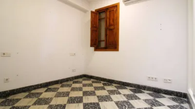 Penthouse + apartment in very good condition, located in one of the most exclusive areas of central Palma, Santa Catalina! This property has a surface area of 195m2 + terrace of 35m2 and is distributed as follows: entrance hall, large living room with access to a balcony, spacious dining room, independent kitchen with a large built-in wardrobe (possibility to convert into an open-plan kitchen with access to the dining room) and exit to the laundry room and pantry, 4 double bedrooms with built-in wardrobes and 2 full bathrooms. It also features an independent apartment on the fourth and last floor of the building, perfect for enjoying year-round on the terrace with family and friends or for giving independence to your children! This apartment is very well insulated and consists of a living/sleeping room with kitchen and pantry, full bathroom and a large terrace with storage room. The property is equipped with AC/CC cold/heat in all rooms, spotlight lighting, interior and exterior wooden joinery, and ceramic tile flooring. Located on the third floor without elevator, one flat per floor (3 neighbors in total) and community fees of 35. Includes a parking space in the adjacent building with easy access. Don't miss the opportunity to live in a stately home with many possibilities in a privileged area of Palma de Mallorca! Call us to request a visit; we will be happy to assist you![IW] photo 27