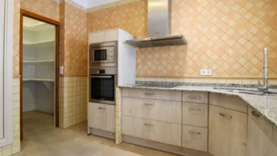 Penthouse + apartment in very good condition, located in one of the most exclusive areas of central Palma, Santa Catalina! This property has a surface area of 195m2 + terrace of 35m2 and is distributed as follows: entrance hall, large living room with access to a balcony, spacious dining room, independent kitchen with a large built-in wardrobe (possibility to convert into an open-plan kitchen with access to the dining room) and exit to the laundry room and pantry, 4 double bedrooms with built-in wardrobes and 2 full bathrooms. It also features an independent apartment on the fourth and last floor of the building, perfect for enjoying year-round on the terrace with family and friends or for giving independence to your children! This apartment is very well insulated and consists of a living/sleeping room with kitchen and pantry, full bathroom and a large terrace with storage room. The property is equipped with AC/CC cold/heat in all rooms, spotlight lighting, interior and exterior wooden joinery, and ceramic tile flooring. Located on the third floor without elevator, one flat per floor (3 neighbors in total) and community fees of 35. Includes a parking space in the adjacent building with easy access. Don't miss the opportunity to live in a stately home with many possibilities in a privileged area of Palma de Mallorca! Call us to request a visit; we will be happy to assist you![IW] photo 13