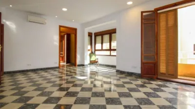 Penthouse + apartment in very good condition, located in one of the most exclusive areas of central Palma, Santa Catalina! This property has a surface area of 195m2 + terrace of 35m2 and is distributed as follows: entrance hall, large living room with access to a balcony, spacious dining room, independent kitchen with a large built-in wardrobe (possibility to convert into an open-plan kitchen with access to the dining room) and exit to the laundry room and pantry, 4 double bedrooms with built-in wardrobes and 2 full bathrooms. It also features an independent apartment on the fourth and last floor of the building, perfect for enjoying year-round on the terrace with family and friends or for giving independence to your children! This apartment is very well insulated and consists of a living/sleeping room with kitchen and pantry, full bathroom and a large terrace with storage room. The property is equipped with AC/CC cold/heat in all rooms, spotlight lighting, interior and exterior wooden joinery, and ceramic tile flooring. Located on the third floor without elevator, one flat per floor (3 neighbors in total) and community fees of 35. Includes a parking space in the adjacent building with easy access. Don't miss the opportunity to live in a stately home with many possibilities in a privileged area of Palma de Mallorca! Call us to request a visit; we will be happy to assist you![IW] photo 3