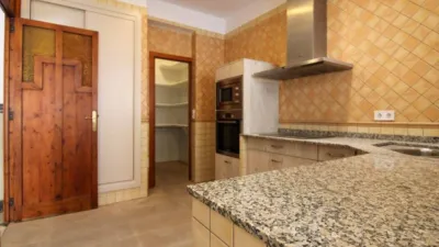Penthouse + apartment in very good condition, located in one of the most exclusive areas of central Palma, Santa Catalina! This property has a surface area of 195m2 + terrace of 35m2 and is distributed as follows: entrance hall, large living room with access to a balcony, spacious dining room, independent kitchen with a large built-in wardrobe (possibility to convert into an open-plan kitchen with access to the dining room) and exit to the laundry room and pantry, 4 double bedrooms with built-in wardrobes and 2 full bathrooms. It also features an independent apartment on the fourth and last floor of the building, perfect for enjoying year-round on the terrace with family and friends or for giving independence to your children! This apartment is very well insulated and consists of a living/sleeping room with kitchen and pantry, full bathroom and a large terrace with storage room. The property is equipped with AC/CC cold/heat in all rooms, spotlight lighting, interior and exterior wooden joinery, and ceramic tile flooring. Located on the third floor without elevator, one flat per floor (3 neighbors in total) and community fees of 35. Includes a parking space in the adjacent building with easy access. Don't miss the opportunity to live in a stately home with many possibilities in a privileged area of Palma de Mallorca! Call us to request a visit; we will be happy to assist you![IW] photo 11