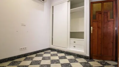 Penthouse + apartment in very good condition, located in one of the most exclusive areas of central Palma, Santa Catalina! This property has a surface area of 195m2 + terrace of 35m2 and is distributed as follows: entrance hall, large living room with access to a balcony, spacious dining room, independent kitchen with a large built-in wardrobe (possibility to convert into an open-plan kitchen with access to the dining room) and exit to the laundry room and pantry, 4 double bedrooms with built-in wardrobes and 2 full bathrooms. It also features an independent apartment on the fourth and last floor of the building, perfect for enjoying year-round on the terrace with family and friends or for giving independence to your children! This apartment is very well insulated and consists of a living/sleeping room with kitchen and pantry, full bathroom and a large terrace with storage room. The property is equipped with AC/CC cold/heat in all rooms, spotlight lighting, interior and exterior wooden joinery, and ceramic tile flooring. Located on the third floor without elevator, one flat per floor (3 neighbors in total) and community fees of 35. Includes a parking space in the adjacent building with easy access. Don't miss the opportunity to live in a stately home with many possibilities in a privileged area of Palma de Mallorca! Call us to request a visit; we will be happy to assist you![IW] photo 31