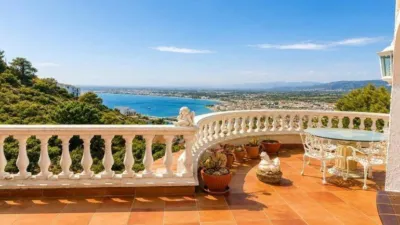 Villa on Carrer de Pau Vila photo 3