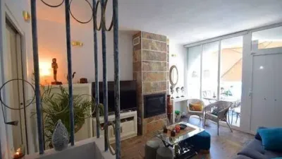 Terraced House on Carrer de l'Ensayo photo 4