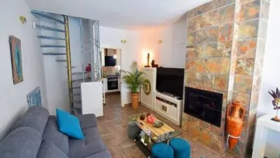 Terraced House on Carrer de l'Ensayo photo 8