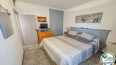 Apartment for sale on Carrer Roca Llarga, 7, in the Santa Margarita area of Roses, just minutes from the beach and all amenities. Bright apartment on the second floor, with an exterior-facing terrace, perfect as a second home or holiday let. The property features a living-dining room with access to the terrace, a separate fitted kitchen, two bedrooms, and a full bathroom with shower. Terrazzo flooring, it retains its Mediterranean character and is delivered in good condition, ready to move into. The building has no lift. photo 14