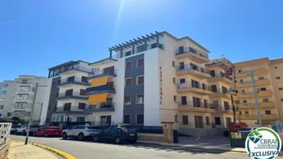 Apartment for sale on Carrer Roca Llarga, 7, in the Santa Margarita area of Roses, just minutes from the beach and all amenities. Bright apartment on the second floor, with an exterior-facing terrace, perfect as a second home or holiday let. The property features a living-dining room with access to the terrace, a separate fitted kitchen, two bedrooms, and a full bathroom with shower. Terrazzo flooring, it retains its Mediterranean character and is delivered in good condition, ready to move into. The building has no lift. photo 20