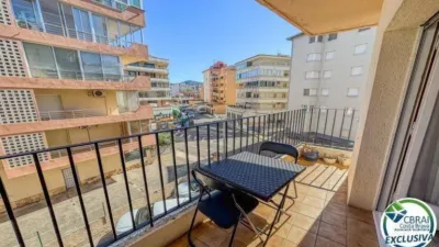 Apartment for sale on Carrer Roca Llarga, 7, in the Santa Margarita area of Roses, just minutes from the beach and all amenities. Bright apartment on the second floor, with an exterior-facing terrace, perfect as a second home or holiday let. The property features a living-dining room with access to the terrace, a separate fitted kitchen, two bedrooms, and a full bathroom with shower. Terrazzo flooring, it retains its Mediterranean character and is delivered in good condition, ready to move into. The building has no lift. photo 2