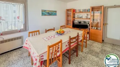 Apartment for sale on Carrer Roca Llarga, 7, in the Santa Margarita area of Roses, just minutes from the beach and all amenities. Bright apartment on the second floor, with an exterior-facing terrace, perfect as a second home or holiday let. The property features a living-dining room with access to the terrace, a separate fitted kitchen, two bedrooms, and a full bathroom with shower. Terrazzo flooring, it retains its Mediterranean character and is delivered in good condition, ready to move into. The building has no lift. photo 7