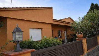 Detached house for sale in Vidreres, set on a plot of 960 m2. The property is arranged over two floors connected by an internal staircase. The ground floor features an entrance porch, hallway, kitchen, laundry room, toilet, and a combined dining/living area with access to the terrace. It includes three bedrooms (master, double, and single) and a full bathroom. The basement level comprises a lounge, storage room, and covered parking. Total built area: approx. 180 m2. Useful surface area: 117.90 m2. Property currently occupied. Not available for viewings. Sold as-is. Not suitable for mortgage financing. for investors. Quiet area. photo 2