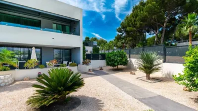 Semi-detached corner chalet for sale in El Albir. Includes a separate 80 sqm guest apartment. Sold furnished, with air conditioning and underfloor heating in the bathrooms. Features a living/dining room, modern open-plan kitchen, 3 bedrooms, two bathrooms, two WCs, gallery, and gym. Multiple terraces with mountain views. Elevator and alarm system included. Very sunny community pool. photo 2