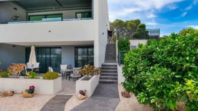 Semi-detached corner chalet for sale in El Albir. Includes a separate 80 sqm guest apartment. Sold furnished, with air conditioning and underfloor heating in the bathrooms. Features a living/dining room, modern open-plan kitchen, 3 bedrooms, two bathrooms, two WCs, gallery, and gym. Multiple terraces with mountain views. Elevator and alarm system included. Very sunny community pool. photo 3