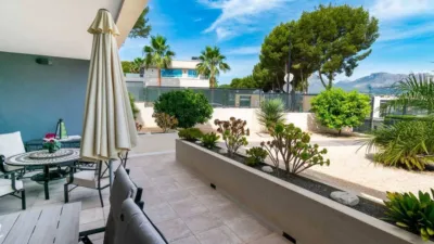 Semi-detached corner chalet for sale in El Albir. Includes a separate 80 sqm guest apartment. Sold furnished, with air conditioning and underfloor heating in the bathrooms. Features a living/dining room, modern open-plan kitchen, 3 bedrooms, two bathrooms, two WCs, gallery, and gym. Multiple terraces with mountain views. Elevator and alarm system included. Very sunny community pool. photo 4
