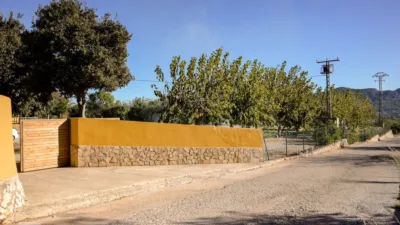 Rustic finca on Camí Pla de Lloret street photo 3