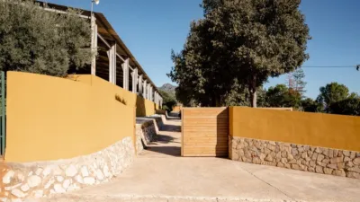 Rustic finca on Camí Pla de Lloret street photo 4
