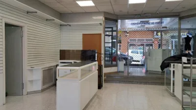 Local comercial en venta en Calle de Venezuela - Más