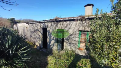 Stone house with land for sale in the Xinzo area. With just over 280m², we find this stone property located 5km from the centre of Xinzo de Limia, distributed over two floors and with a plot of 700m². Ground floor: We have two independent units totalling 182m², one of which serves as a garage and features internal stairs leading to the upper floor of the house. Main floor: Accessible also from the exterior, this level offers just over 100m² with 3 bedrooms, 1 bathroom, living room and kitchen. The aforementioned property includes a well and sheds previously used for farming tools and livestock. The house requires minor updating. The property is registered, facilitating future mortgage approval. View this and other properties on our website. photo 12