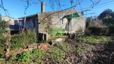 Stone house with land for sale in the Xinzo area. With just over 280m², we find this stone property located 5km from the centre of Xinzo de Limia, distributed over two floors and with a plot of 700m². Ground floor: We have two independent units totalling 182m², one of which serves as a garage and features internal stairs leading to the upper floor of the house. Main floor: Accessible also from the exterior, this level offers just over 100m² with 3 bedrooms, 1 bathroom, living room and kitchen. The aforementioned property includes a well and sheds previously used for farming tools and livestock. The house requires minor updating. The property is registered, facilitating future mortgage approval. View this and other properties on our website. photo 13