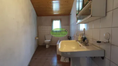 Stone house with land for sale in the Xinzo area. With just over 280m², we find this stone property located 5km from the centre of Xinzo de Limia, distributed over two floors and with a plot of 700m². Ground floor: We have two independent units totalling 182m², one of which serves as a garage and features internal stairs leading to the upper floor of the house. Main floor: Accessible also from the exterior, this level offers just over 100m² with 3 bedrooms, 1 bathroom, living room and kitchen. The aforementioned property includes a well and sheds previously used for farming tools and livestock. The house requires minor updating. The property is registered, facilitating future mortgage approval. View this and other properties on our website. photo 7