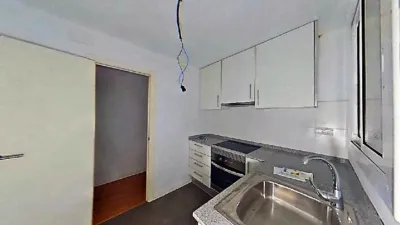 Apartment for sale in Carrer de Narcís Monturiol, Esplugues de Llobregat, Barcelona. This 78 m² property features 3 bedrooms, a bright living-dining room, a fitted kitchen with access to the utility room, and 1 full bathroom with a shower tray. The apartment has parquet flooring. It is located close to shops, restaurants, supermarkets, schools, pharmacies, bus stops, and green areas. Easy access to the N-340 and B-20 highways. Is this what you’ve been looking for? Come and view it. We look forward to seeing you. At Aliseda Inmobiliaria, we offer the largest selection of properties at the best guaranteed price. Discover our extensive portfolio and don’t miss the opportunity to find your perfect home. Investment opportunity: occupied property. Please consult our Commercial Agent for additional information regarding the property and special sales conditions. The price has been set based on the buyer acquiring the property in its current occupied state; therefore, this price would not apply if the property were vacant at the time of signing the public deed. Interior viewings are not possible. Photographs may not the current condition of the property. photo 6