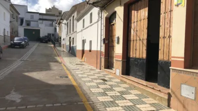 Commercial premises for sale with purchase option, 165 m², located in Teba, Málaga province. The commercial space is well connected, just minutes from the MA-465 highway access and the intercity bus stop. The property is situated in the peripheral area of the town, characterized by single-family homes with some ground-floor commercial units. For more information, please do not hesitate to contact us. photo 3