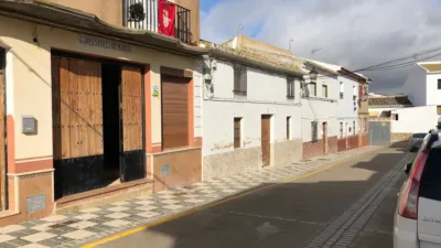 Commercial premises for sale with purchase option, 165 m², located in Teba, Málaga province. The commercial space is well connected, just minutes from the MA-465 highway access and the intercity bus stop. The property is situated in the peripheral area of the town, characterized by single-family homes with some ground-floor commercial units. For more information, please do not hesitate to contact us. photo 2