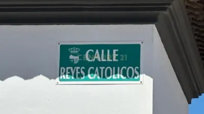 Chalet on Reyes Católicos Street photo 2