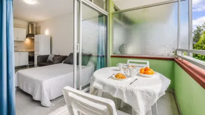 Apartment on Calle de Alemania photo 9