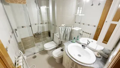 Piso en alquiler en Calle del Doctor Jiménez Díaz, El Carbayedo-El Quirinal (Avilés) de 1.050 €<span>/mes</span>