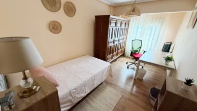 Piso en alquiler en Calle del Doctor Jiménez Díaz, El Carbayedo-El Quirinal (Avilés) de 1.050 €<span>/mes</span>