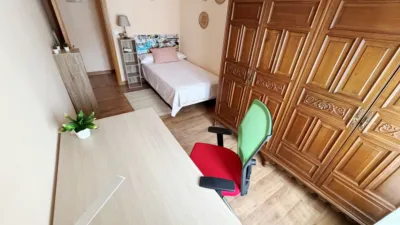 Piso en alquiler en Calle del Doctor Jiménez Díaz, El Carbayedo-El Quirinal (Avilés) de 1.050 €<span>/mes</span>