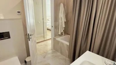 Piso en alquiler en Calle Ur Arroyo Las Cañas 8 Es:6 Pl:01 Pt:02 29680 Estep, Número 8, Selwo (Estepona) de 3.000 €<span>/mes</span>