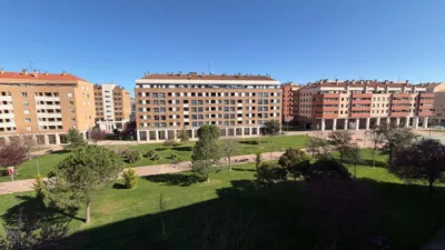 Piso en alquiler en Calle Pq Lirios los, La Portalada-Varea (Logroño) de 940 €<span>/mes</span>