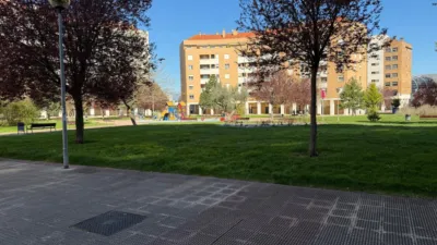 Piso en alquiler en Calle Pq Lirios los, La Portalada-Varea (Logroño) de 940 €<span>/mes</span>