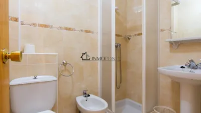 Hotel for sale in A Estrada, located on one of the routes of the Camino de Santiago. It comprises 16 bedrooms, 10 with private bathrooms and 6 with two shared bathrooms. Additionally, it features two spacious halls of 250 m² and 120 m², perfect for events, celebrations or catering. On the first floor are the reception, lounge, bar, café, terrace and a fully equipped industrial kitchen. The ground floor houses the laundry room, wine cellar, cold storage rooms and a storage area. The hotel is fitted with solar panels for hot water and a 10,000-litre diesel tank, ensuring energy efficiency and autonomy. Its excellent location, functionality and capacity make it a unique investment opportunity in tourism in one of the most visited areas of Galicia. For more information, contact us at INMOPONTE PEREGRINA 63 PONTEVEDRA photo 18