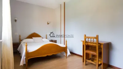 Hotel for sale in A Estrada, located on one of the routes of the Camino de Santiago. It comprises 16 bedrooms, 10 with private bathrooms and 6 with two shared bathrooms. Additionally, it features two spacious halls of 250 m² and 120 m², perfect for events, celebrations or catering. On the first floor are the reception, lounge, bar, café, terrace and a fully equipped industrial kitchen. The ground floor houses the laundry room, wine cellar, cold storage rooms and a storage area. The hotel is fitted with solar panels for hot water and a 10,000-litre diesel tank, ensuring energy efficiency and autonomy. Its excellent location, functionality and capacity make it a unique investment opportunity in tourism in one of the most visited areas of Galicia. For more information, contact us at INMOPONTE PEREGRINA 63 PONTEVEDRA photo 20