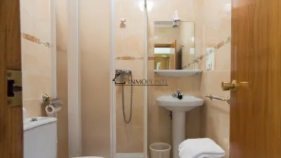 Hotel for sale in A Estrada, located on one of the routes of the Camino de Santiago. It comprises 16 bedrooms, 10 with private bathrooms and 6 with two shared bathrooms. Additionally, it features two spacious halls of 250 m² and 120 m², perfect for events, celebrations or catering. On the first floor are the reception, lounge, bar, café, terrace and a fully equipped industrial kitchen. The ground floor houses the laundry room, wine cellar, cold storage rooms and a storage area. The hotel is fitted with solar panels for hot water and a 10,000-litre diesel tank, ensuring energy efficiency and autonomy. Its excellent location, functionality and capacity make it a unique investment opportunity in tourism in one of the most visited areas of Galicia. For more information, contact us at INMOPONTE PEREGRINA 63 PONTEVEDRA photo 21
